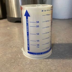Pampered chef liquid and dry/solids plastic measuring cup